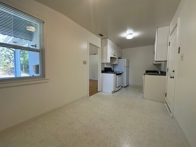 Building Photo - Cute 2 bed/1 bath Duplex in East Sac!!