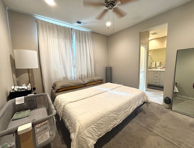 Building Photo - Stylish, Modern Townhome with Designer Tou...