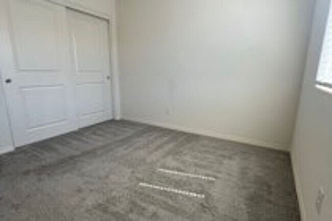 Building Photo - MUST SEE 3 Bedroom Home near Lone Mountain!