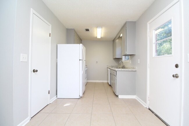 Building Photo - 3BR/2BA with Garage & Fenced Yard – Availa...