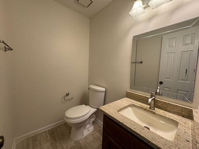 Building Photo - Fenced yard!