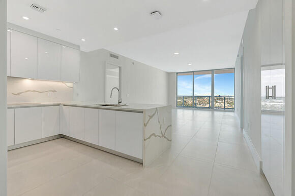 Building Photo - 220 Lake Shore Dr