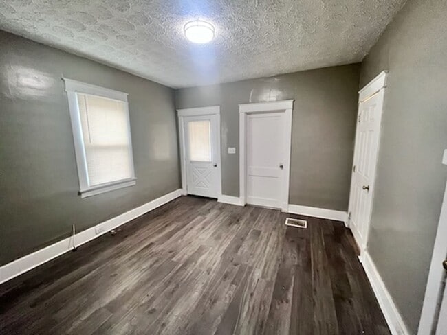 Building Photo - Cozy 2BR/1Ba house with garage