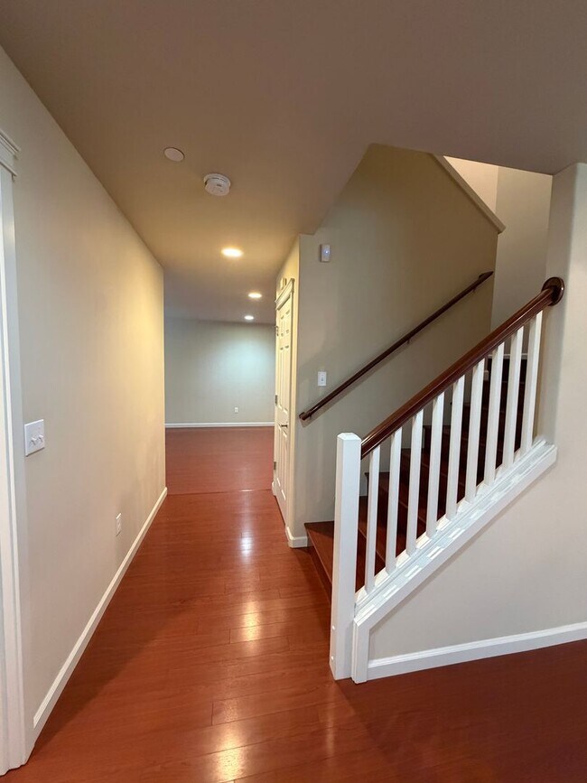 Building Photo - 1204 Burnside Pl