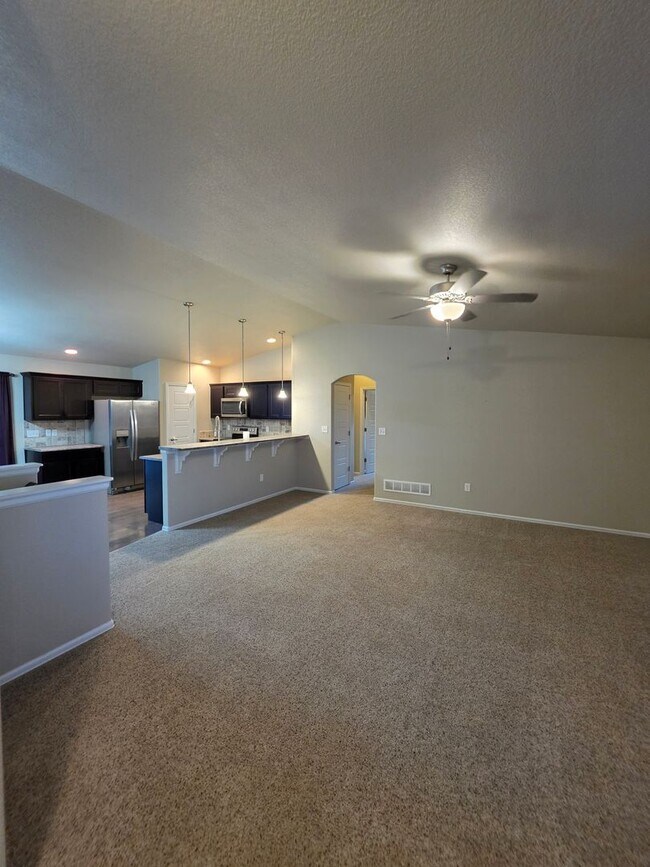 Building Photo - 1058 E Ranch Dr