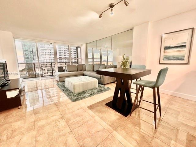 Building Photo - 600 NE 36th St