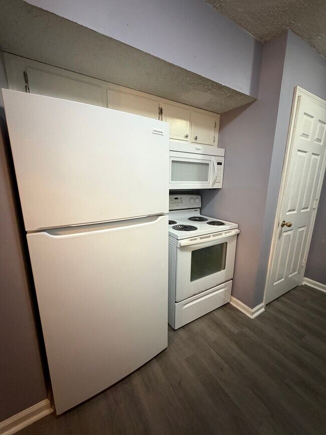 Building Photo - 3 Bd 2 Ba 1200 sq ft Townhouse