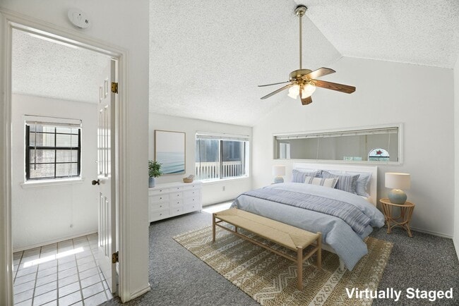 Building Photo - FABULOUS walkable/bikeable 3BR with parking in Hyde Park