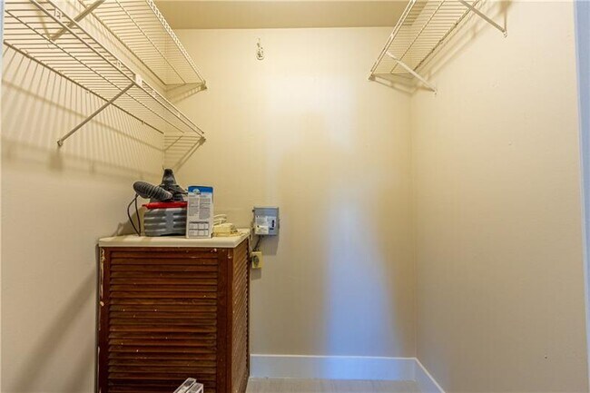 Building Photo - 3125 Oakland Shores Dr