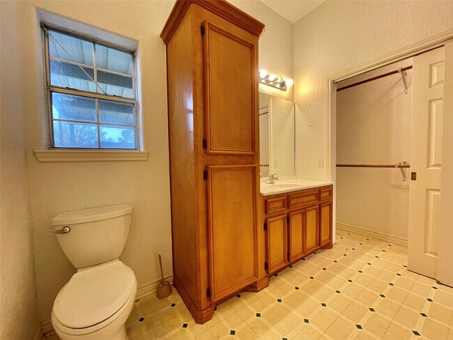 Building Photo - 704 Manor Dr