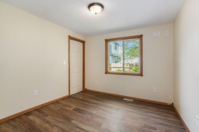 Building Photo - 3 Bedroom, 2 Bath Home in Grand Rapids! Av...