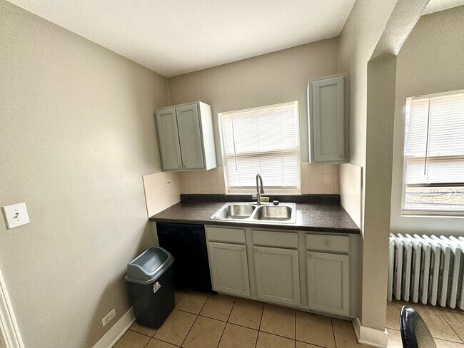 Building Photo - 2419 N Oak Park Ave