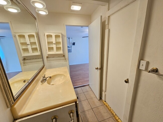 Building Photo - 1 bedroom 1 bath Apartment. NO parking. Upstairs unit.