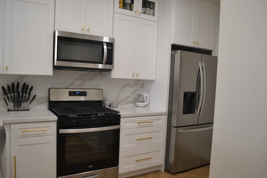 Building Photo - 6400 Crescent Park E
