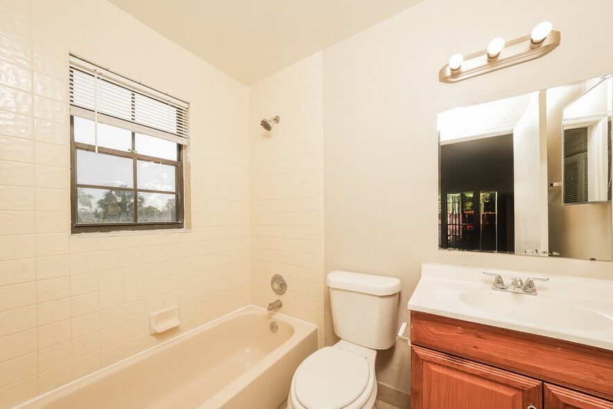 Building Photo - 1725 Shoreside Cir