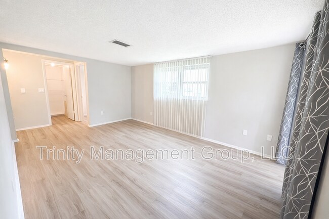 Building Photo - 8605 Wagon Wheel Ln