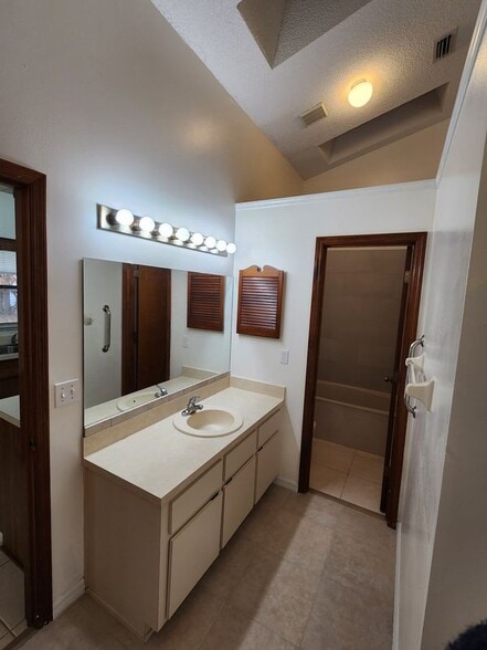 Building Photo - 818-817 7 Gables Cir SE