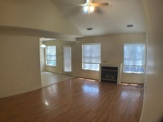 Building Photo - Nice 3 bedroom  with 2 car garage