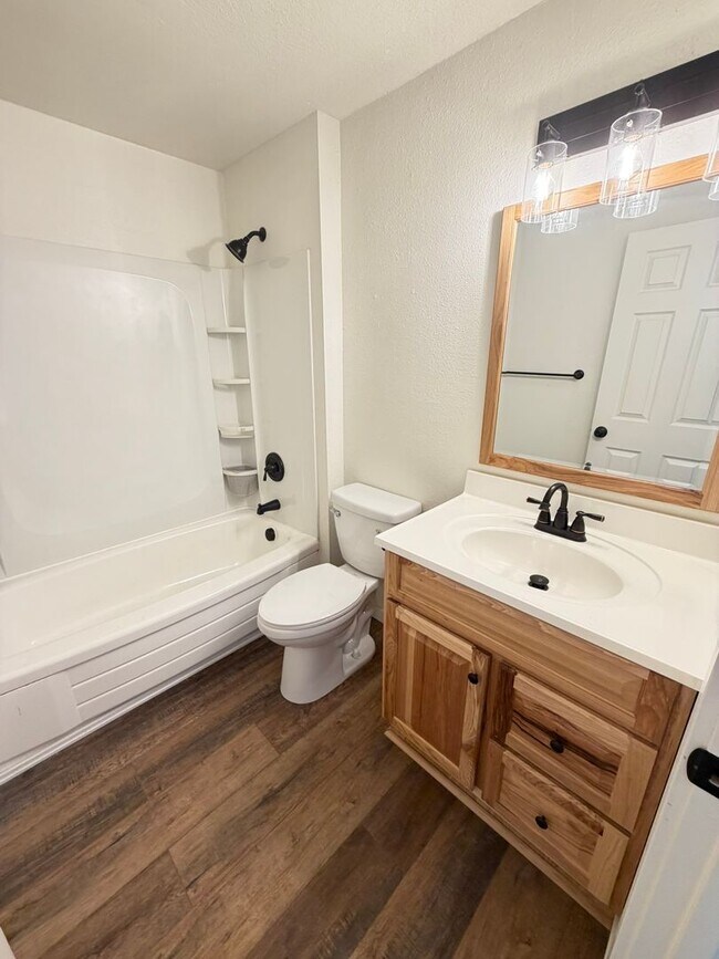 Building Photo - 2 Bedroom Town House!