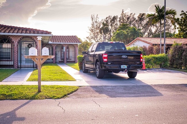 Primary Photo - 1020 SW 84th Ave