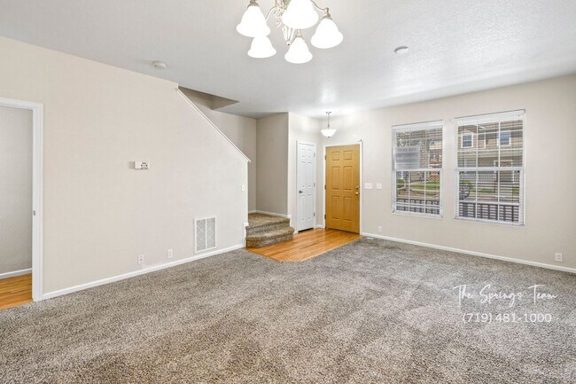 Building Photo - Charming 2-Bedroom Townhome in Central Col...