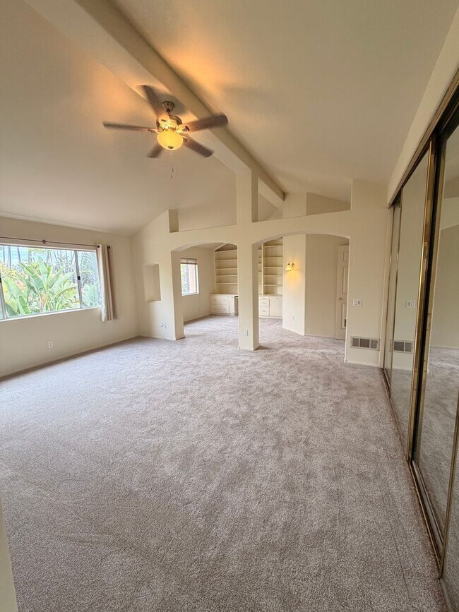Building Photo - Beautiful 3 Bedroom, 2.5 Bathroom Newport ...