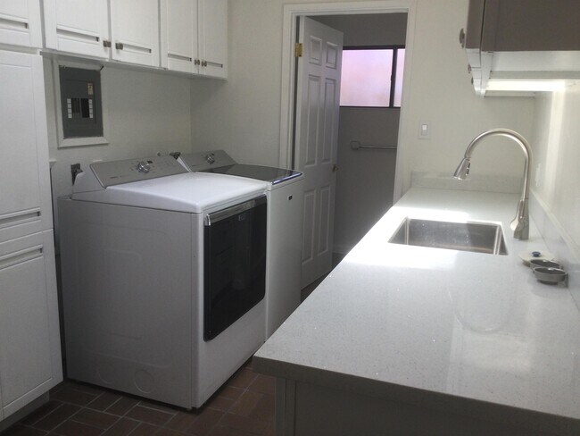 Building Photo - 55 Del Monte Dr