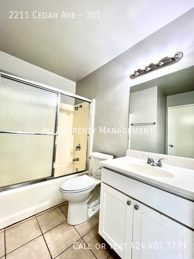 Building Photo - 2211 Cedar Ave