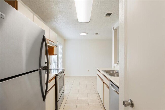 Building Photo - 1015 E Yager Ln