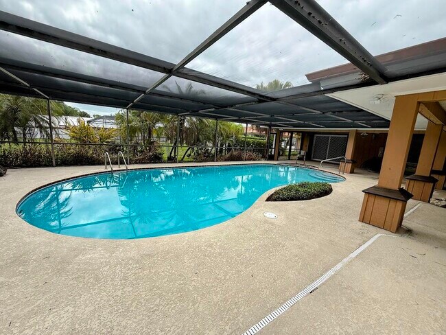 Building Photo - 465 SE Naranja Ave