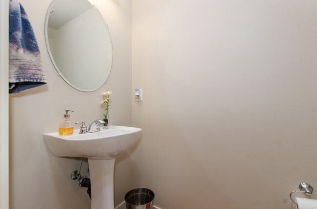 Building Photo - Large 3 bdrm / 2.5 bath with open floor pl...
