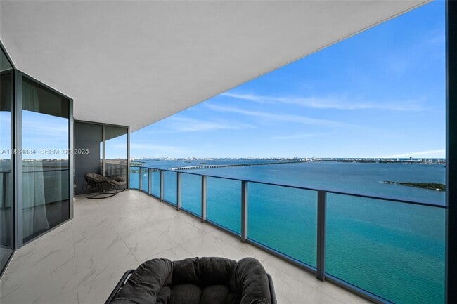 Building Photo - 700 NE 24th St