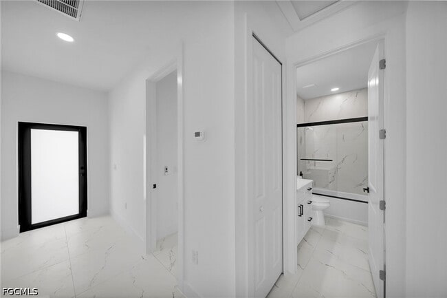 Building Photo - 4985 Fairway Ct