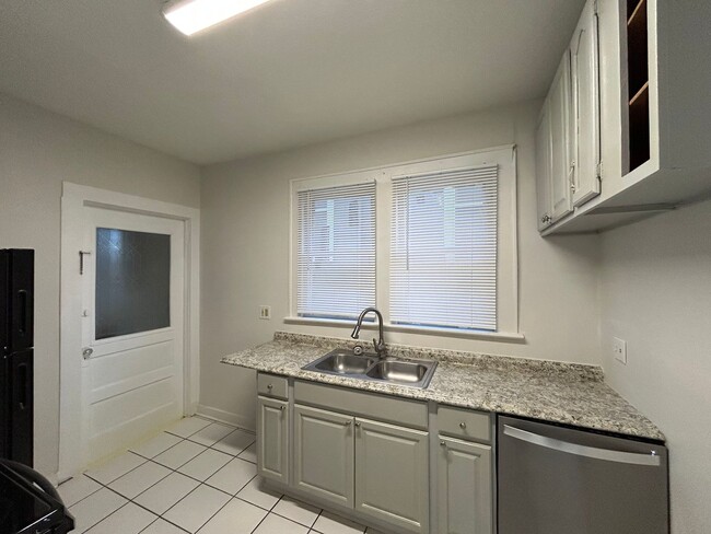 Building Photo - Adorable Remodeled 2Bed Unit in Springfield!