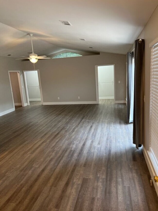 Building Photo - Gorgeous Home in the Heart Hinesville