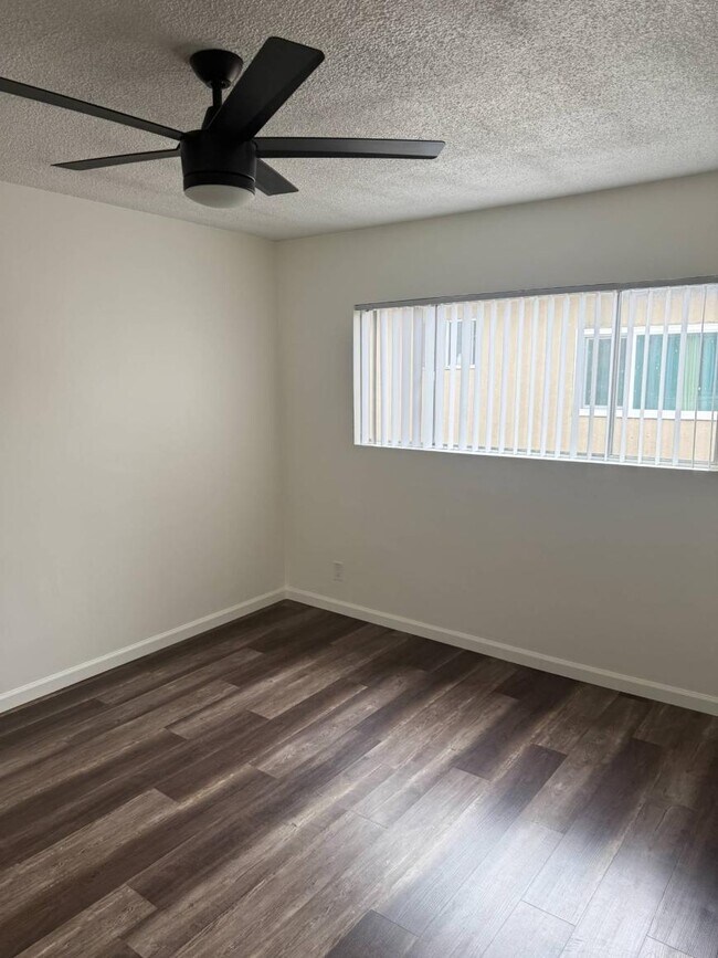Building Photo - 2.0 bedroom in West Hollywood California 9...