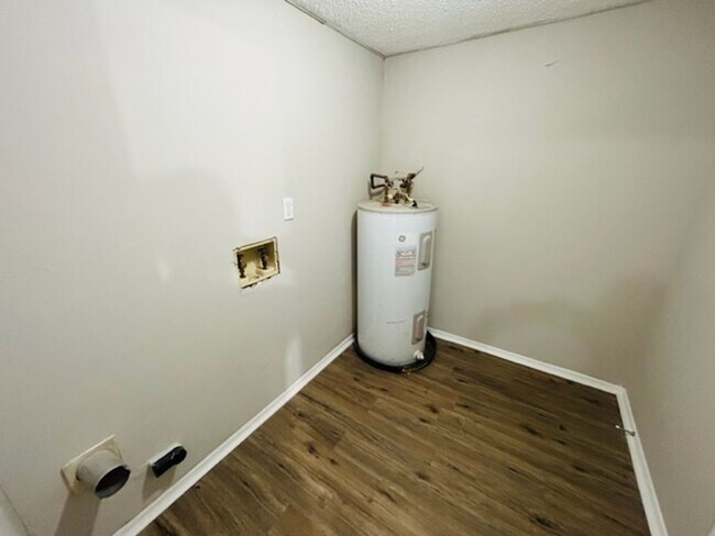 Building Photo - 2902 6th St.