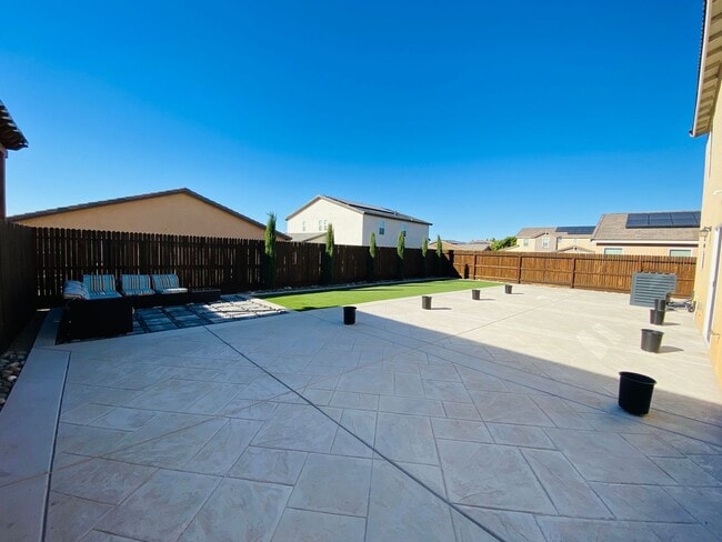 Building Photo - Beautiful 5 Bedroom 3.5 Bath Two-story sma...