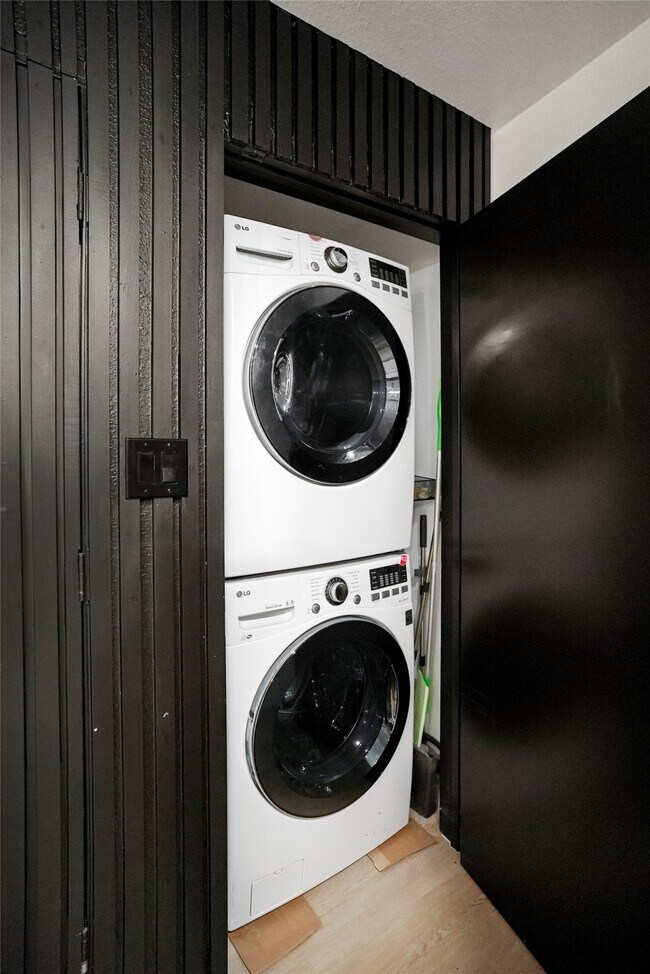 Building Photo - 9619 Chatfield St