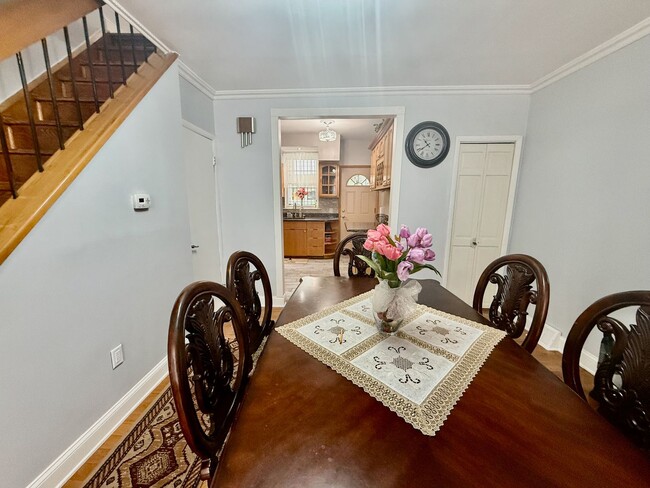 Building Photo - SPACIOUS & MODERN 3 BED/1.5 BA HOUSE w/ Central AC-HARDWOOD Flooring-WASHER/DRYER & Rear PATIO in...