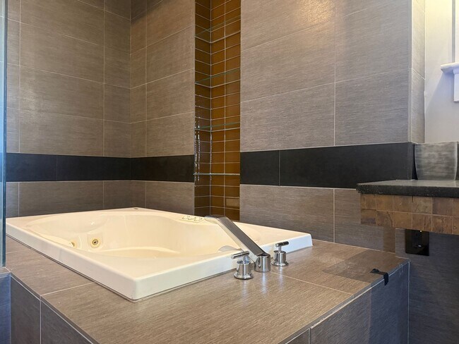 Building Photo - Completely Renovated Downtown Memphis Loft with Rooftop Skyline Views.
