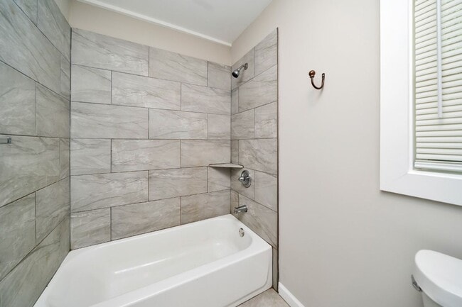 Building Photo - Spacious & Stylish – Fully Renovated 4BR H...