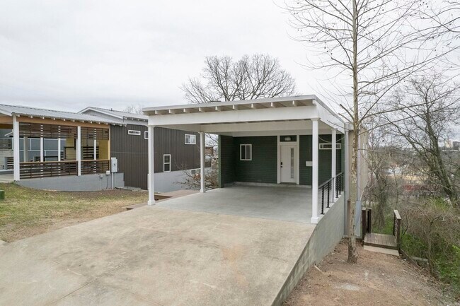 Building Photo - 315 N Summit St