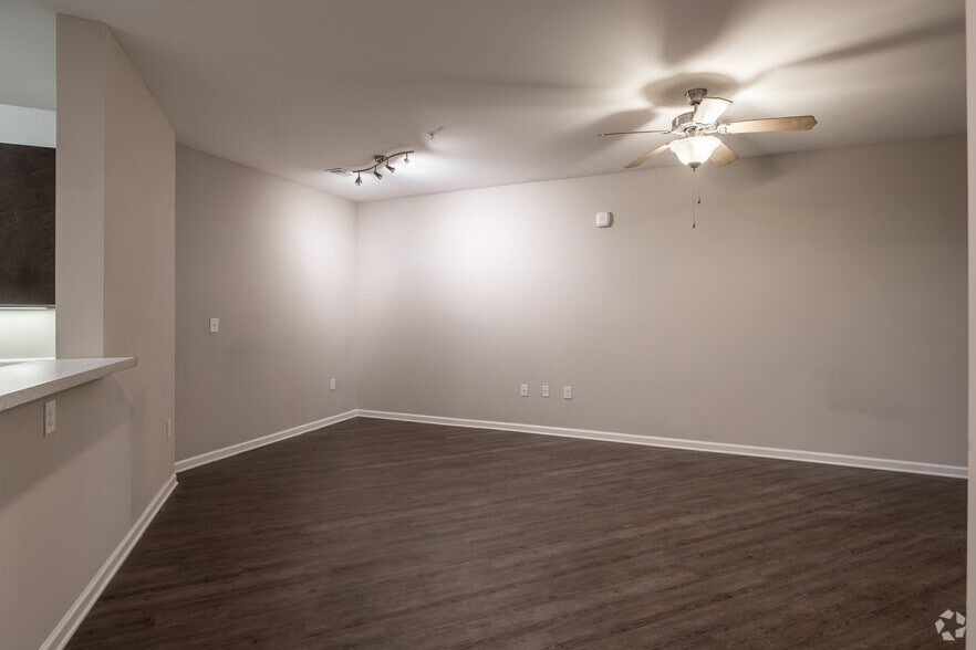 1BR, 1BA - 710SF - Living Room - Manor at Indian Creek