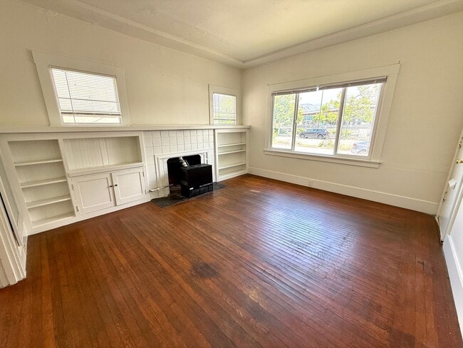 Building Photo - 3114 MLK 1BD 1Bath Unit