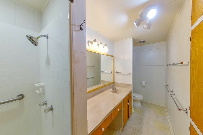 Building Photo - 2 Bed 1 Bath 1 Parking Apartment. 1 Year Lease.
