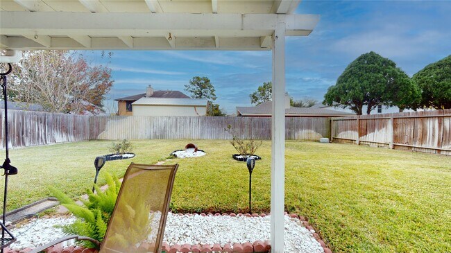 Building Photo - 806 N Willow Dr