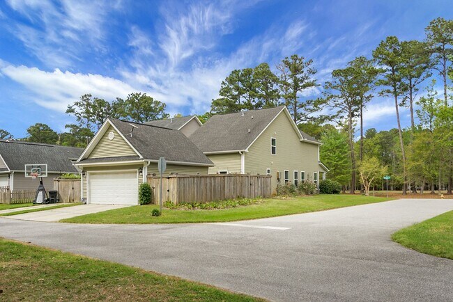 Building Photo - Johns Island 4BR, 2.5 BA Gem: Features Wood Floors, 2-Car Garage, & Community Pool