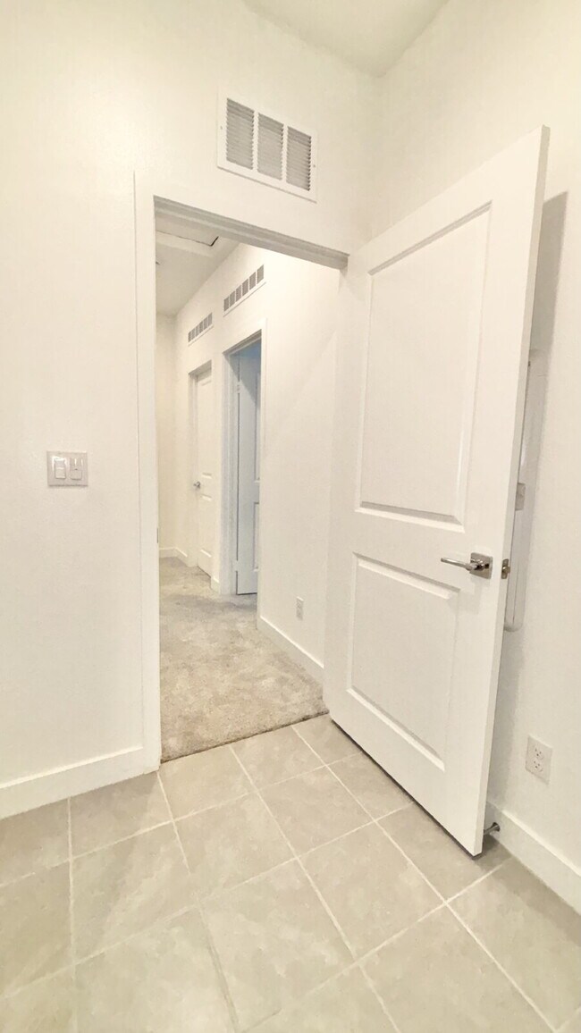 Building Photo - 4 Bedrooms Available University Park