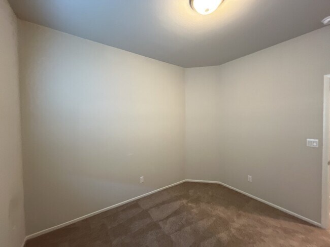 Building Photo - SHORT TERM LEASE,  Beautiful 3 bedroom 3 bathroom townhome.